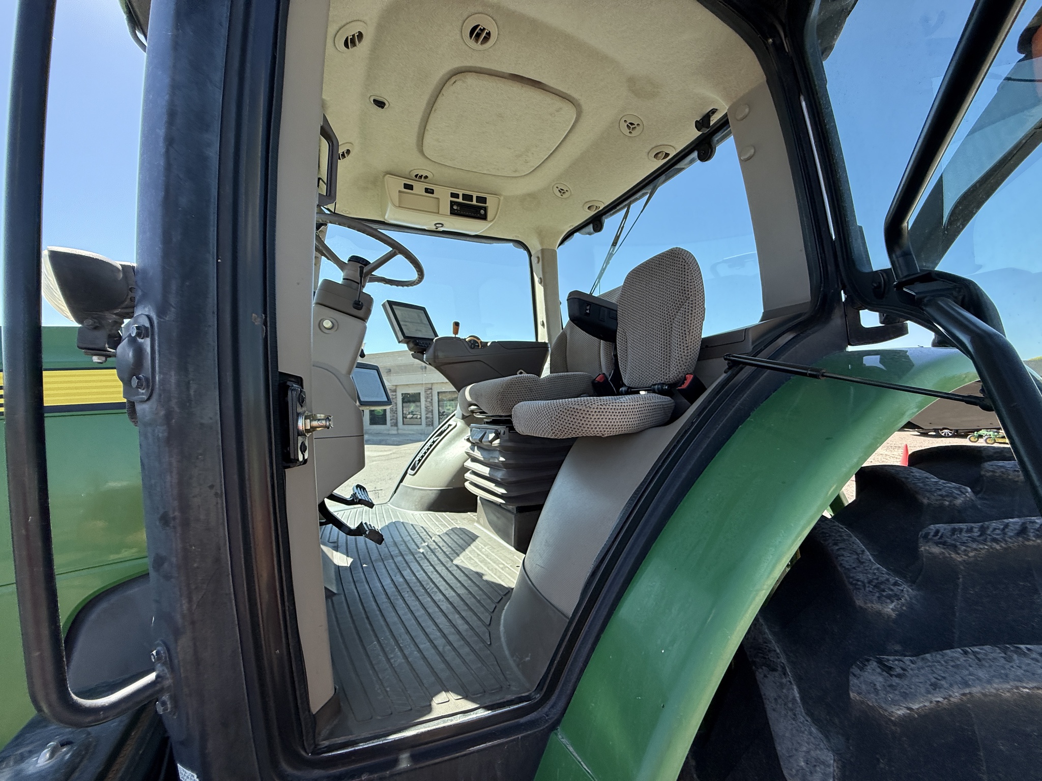 2014 John Deere 8270R Image 9