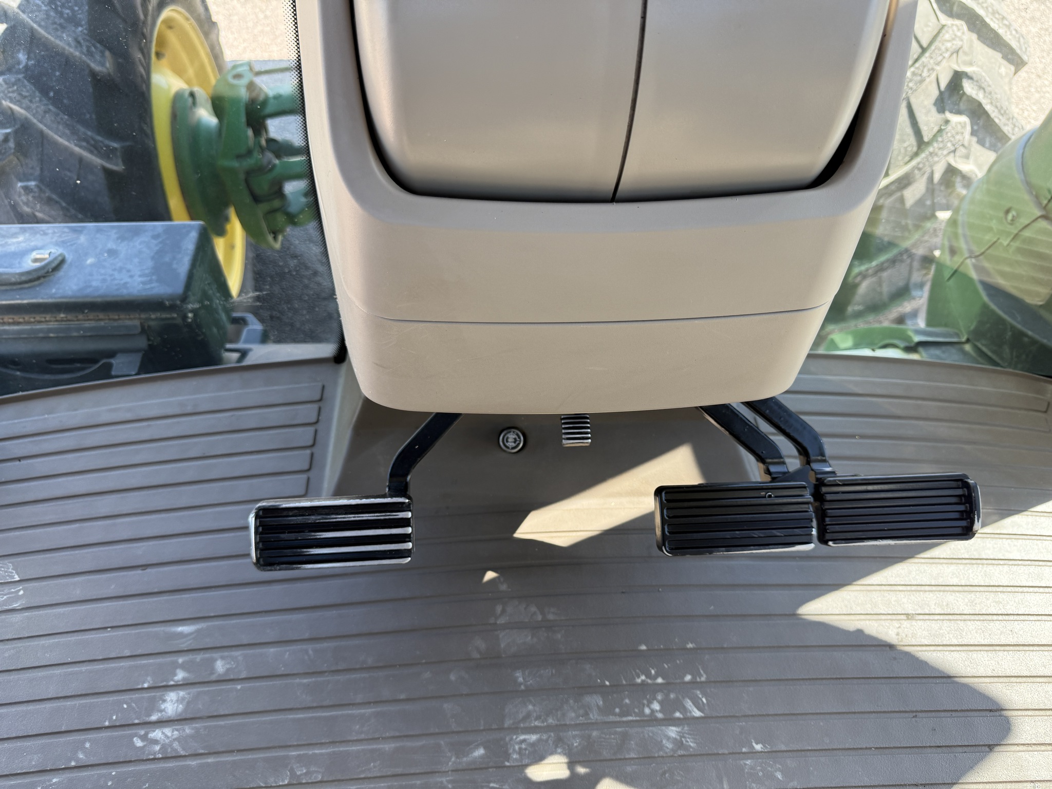 2014 John Deere 8270R Image 12