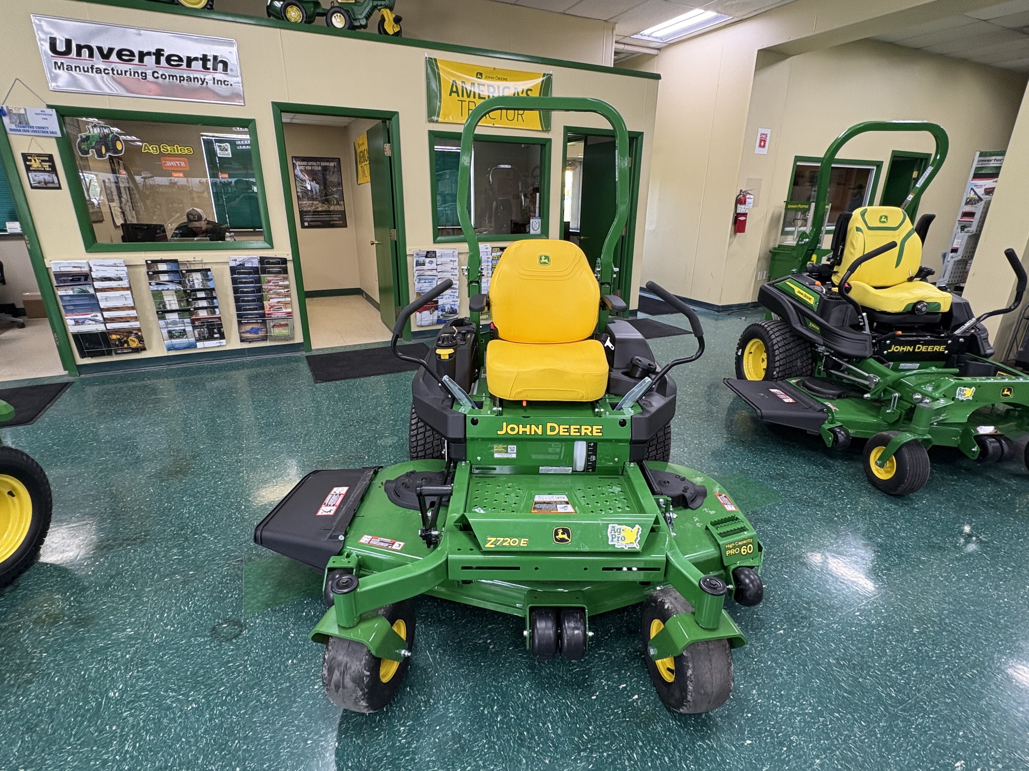 2025 John Deere Z720E Image 8
