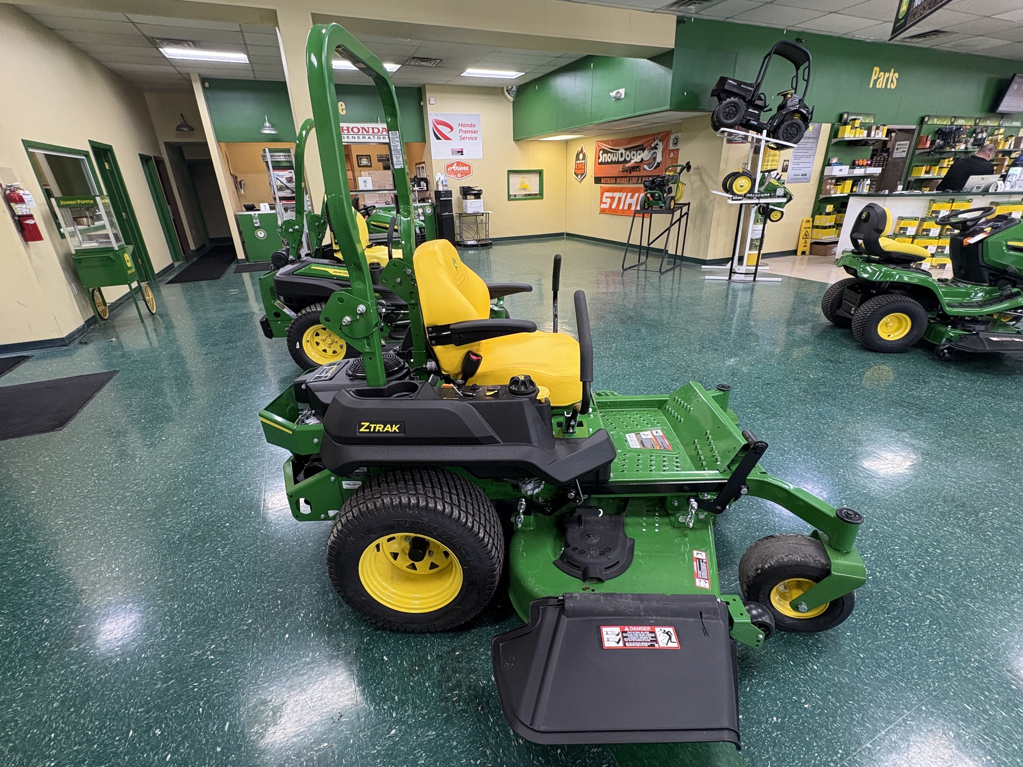 2025 John Deere Z720E Image 2