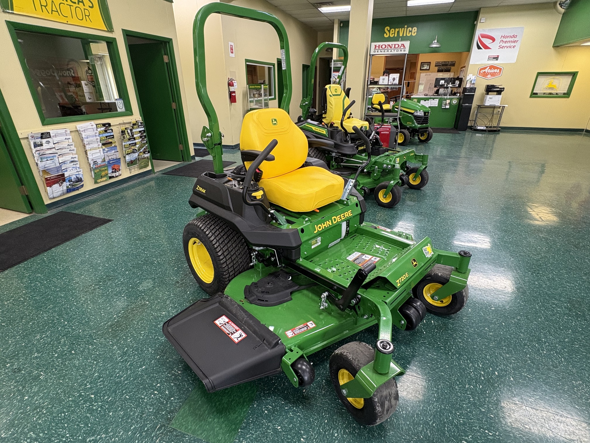 2025 John Deere Z720E Image 1