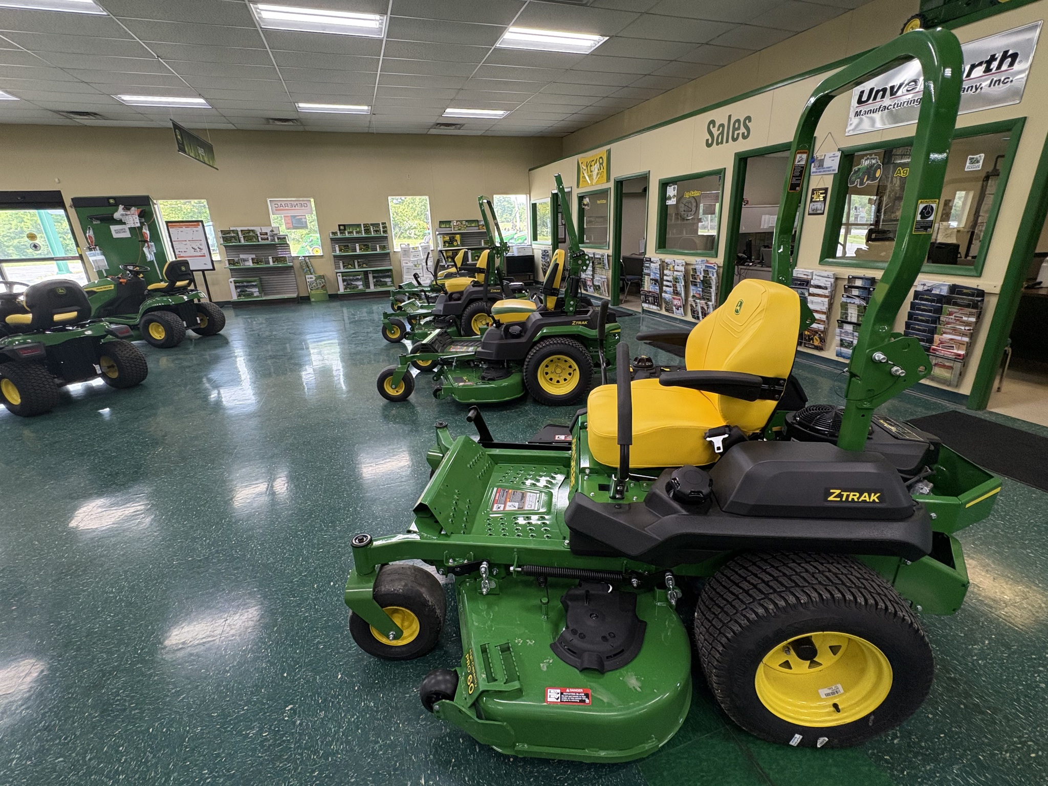 2025 John Deere Z720E Image 6