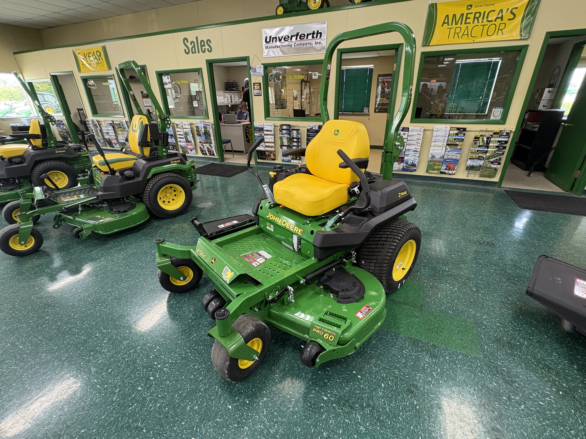 2025 John Deere Z720E Image 7