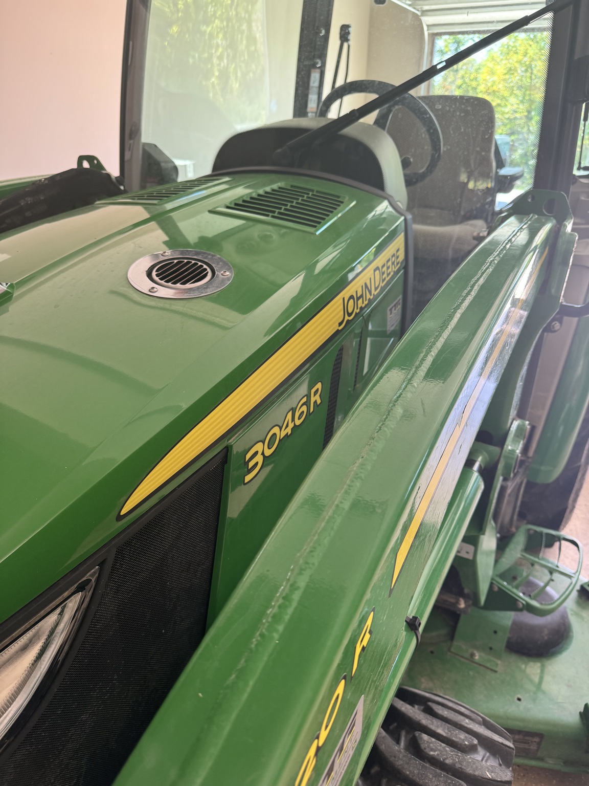 2018 John Deere 3046R Image 3