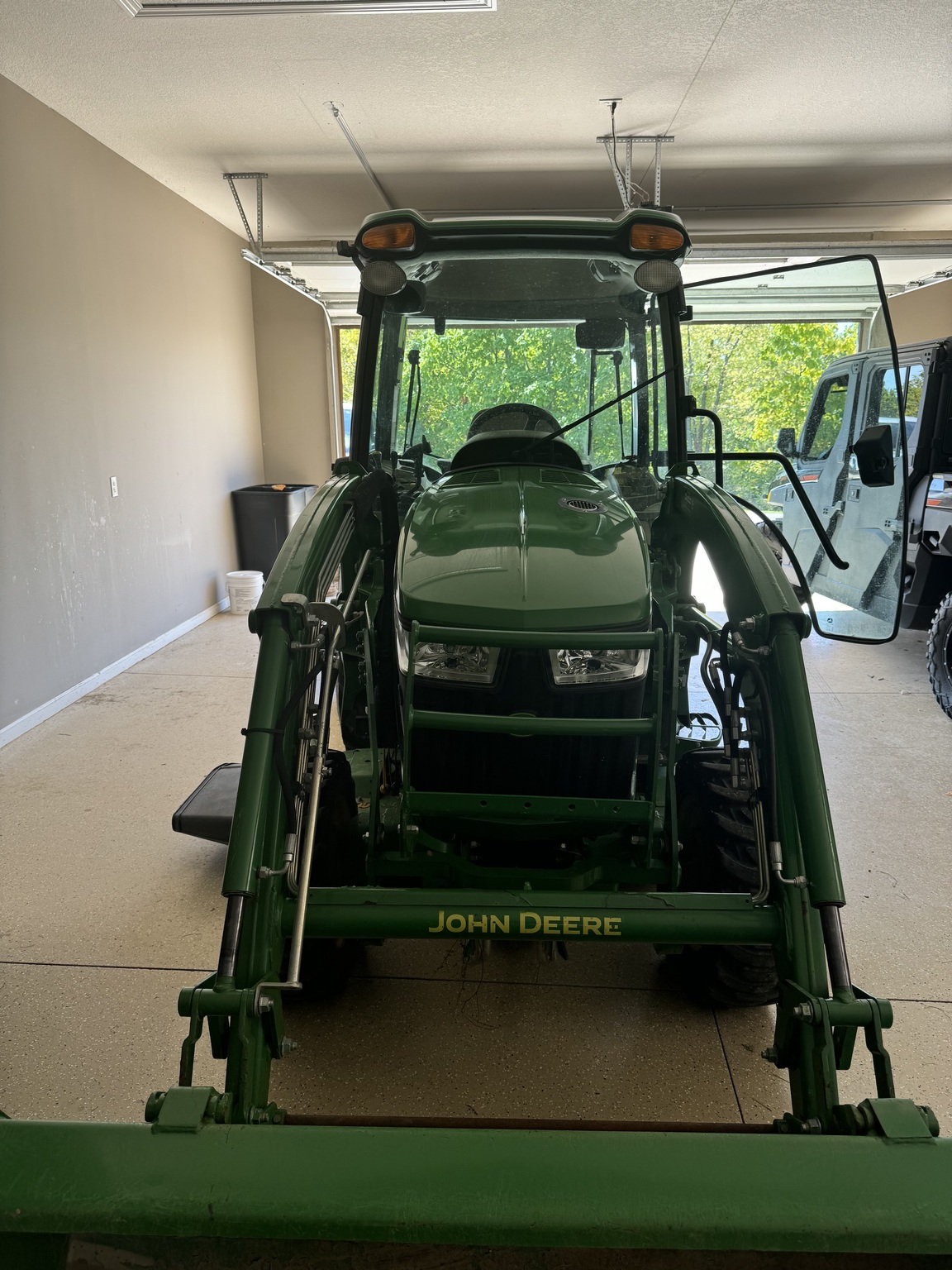 2018 John Deere 3046R Image 2