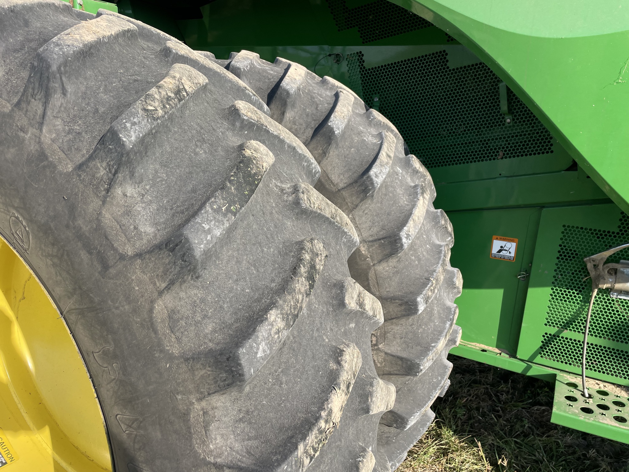  2012 John Deere S660 at Heritage Tractor in Geneseo, IL