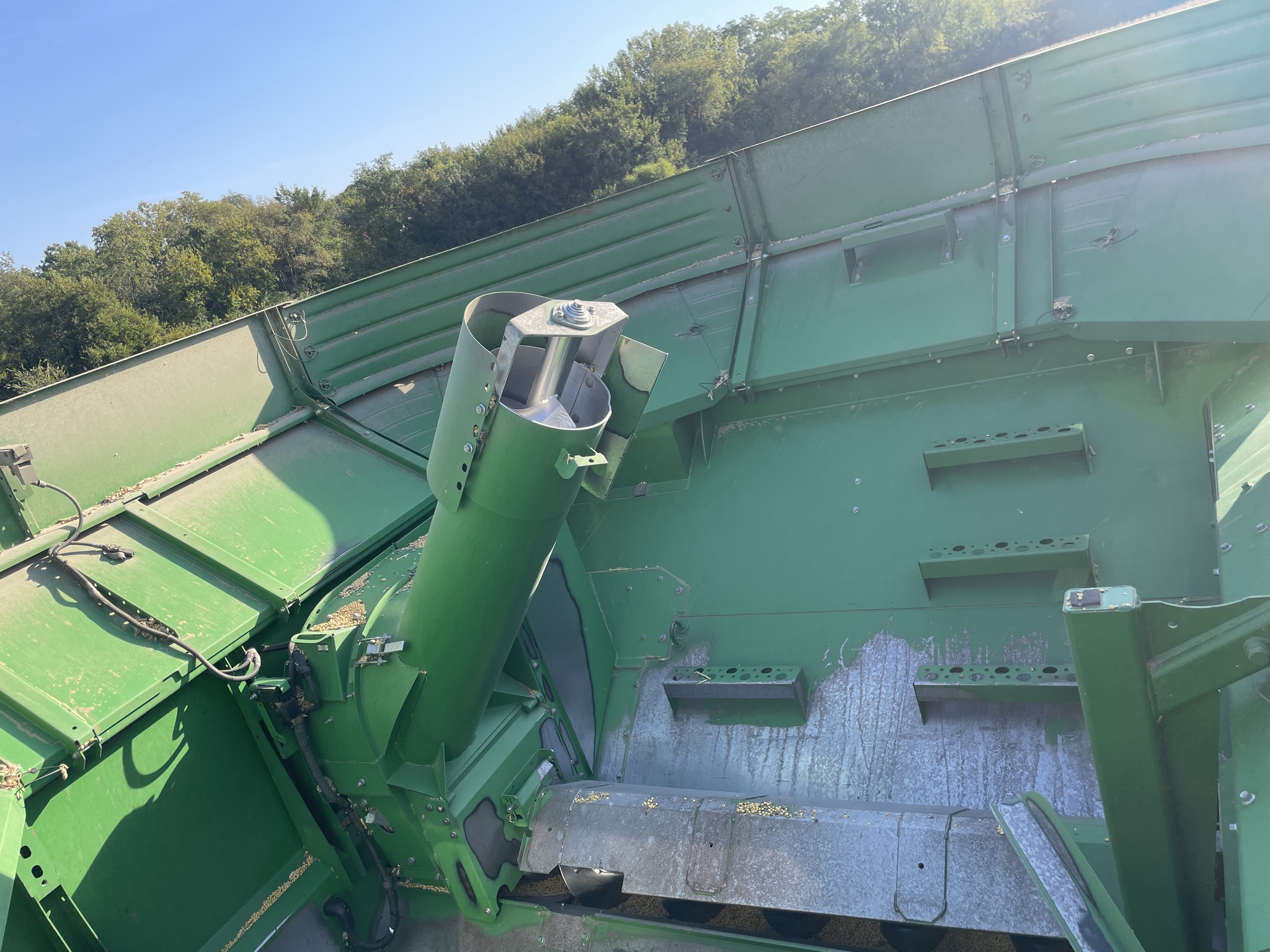  2012 John Deere S660 at Heritage Tractor in Geneseo, IL