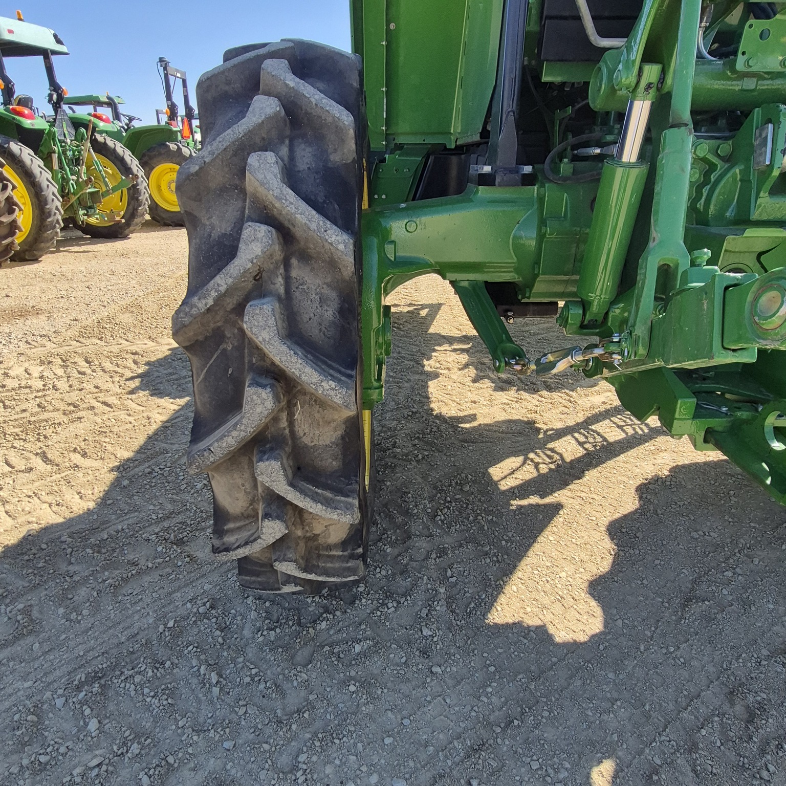 2022 John Deere 6120E Image 9