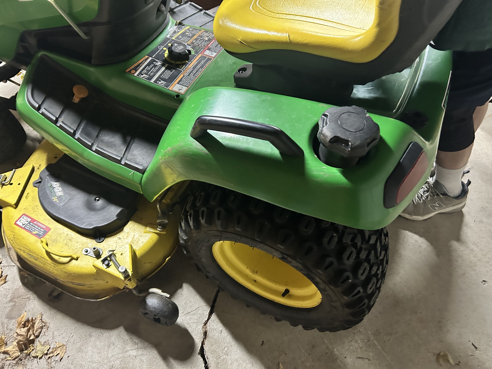 2015 John Deere X590 Image 4