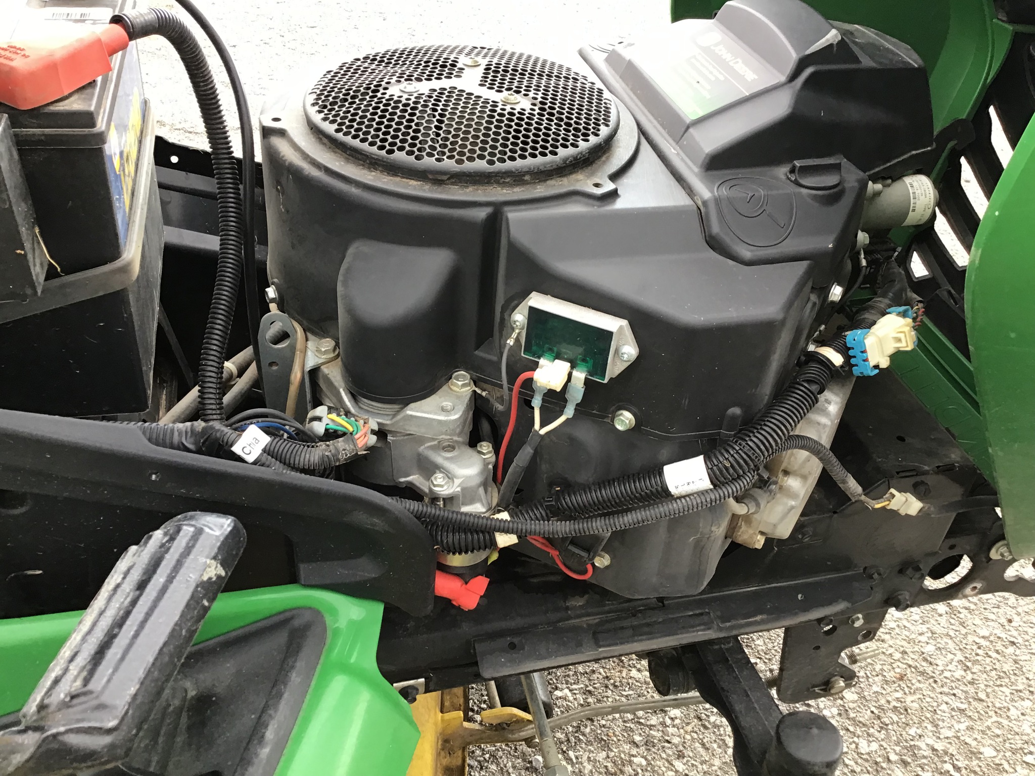 2015 John Deere X590 Image 12