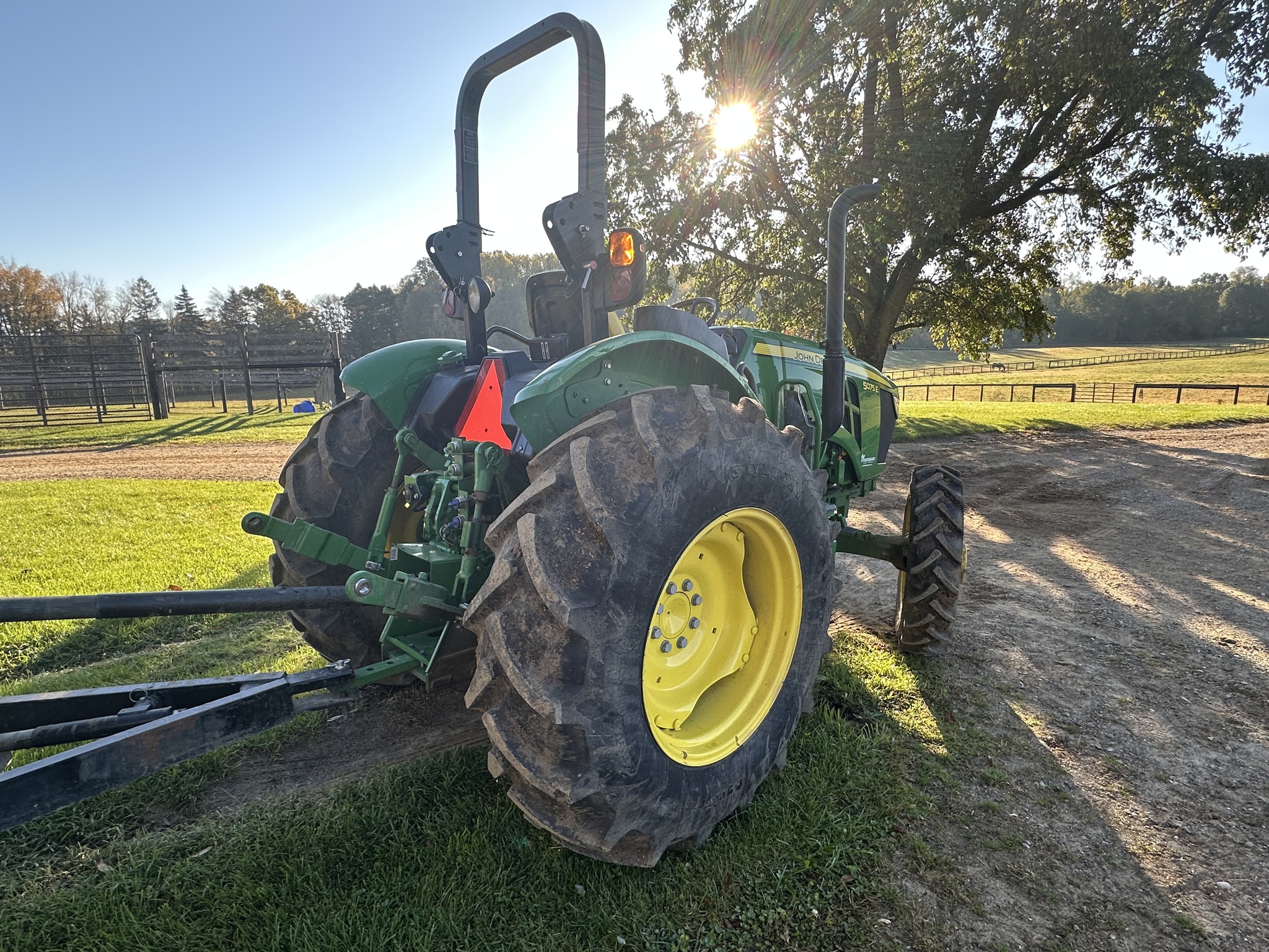 2022 John Deere 5075E Image 3