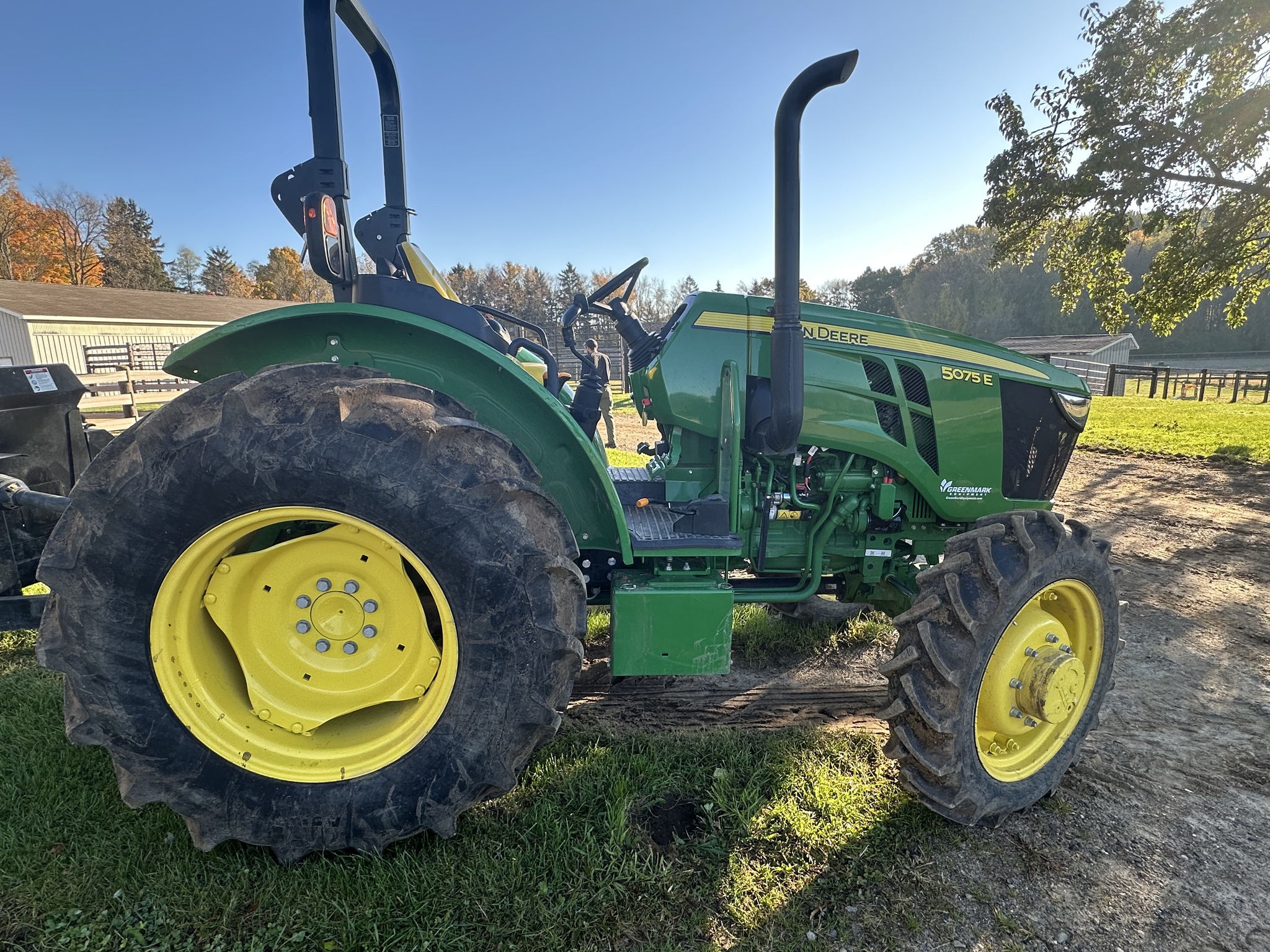 2022 John Deere 5075E Image 2