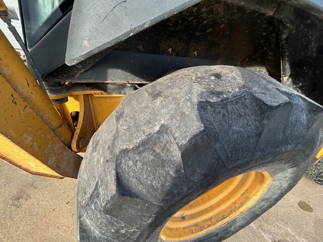 2002 John Deere 410G Image 12