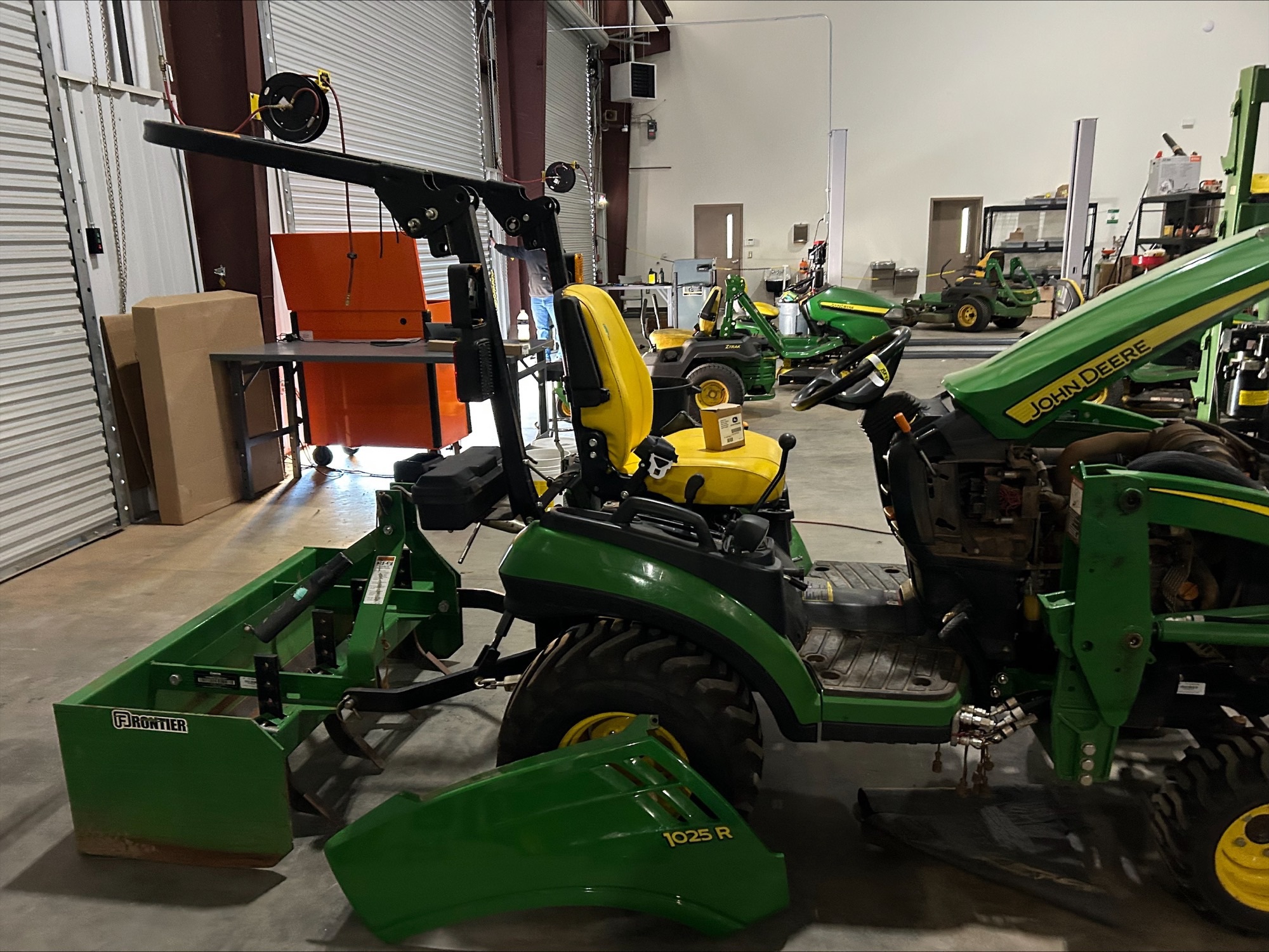 2022 John Deere 1025R Image 1