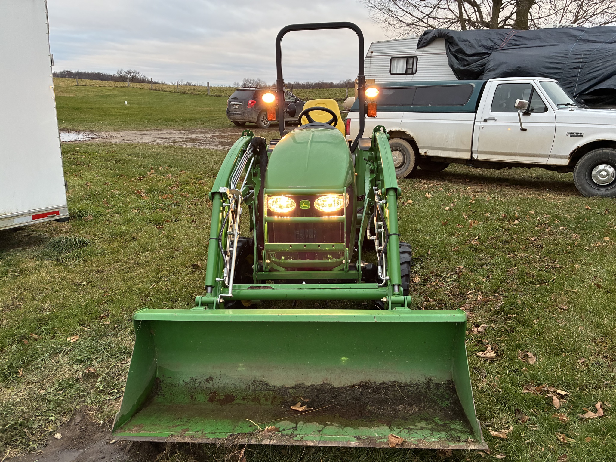 2010 John Deere 3320 Image 7
