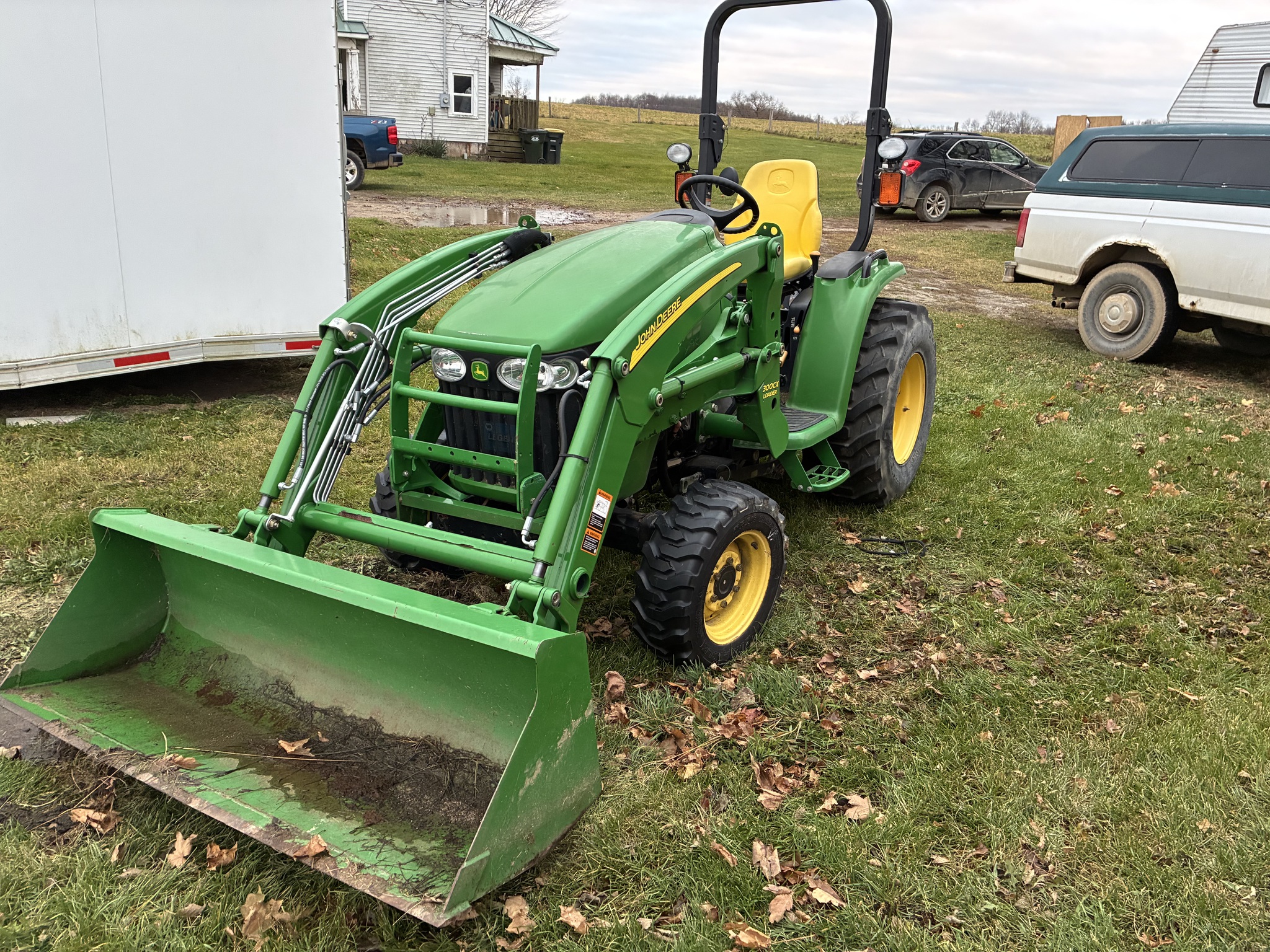 2010 John Deere 3320 Image 6