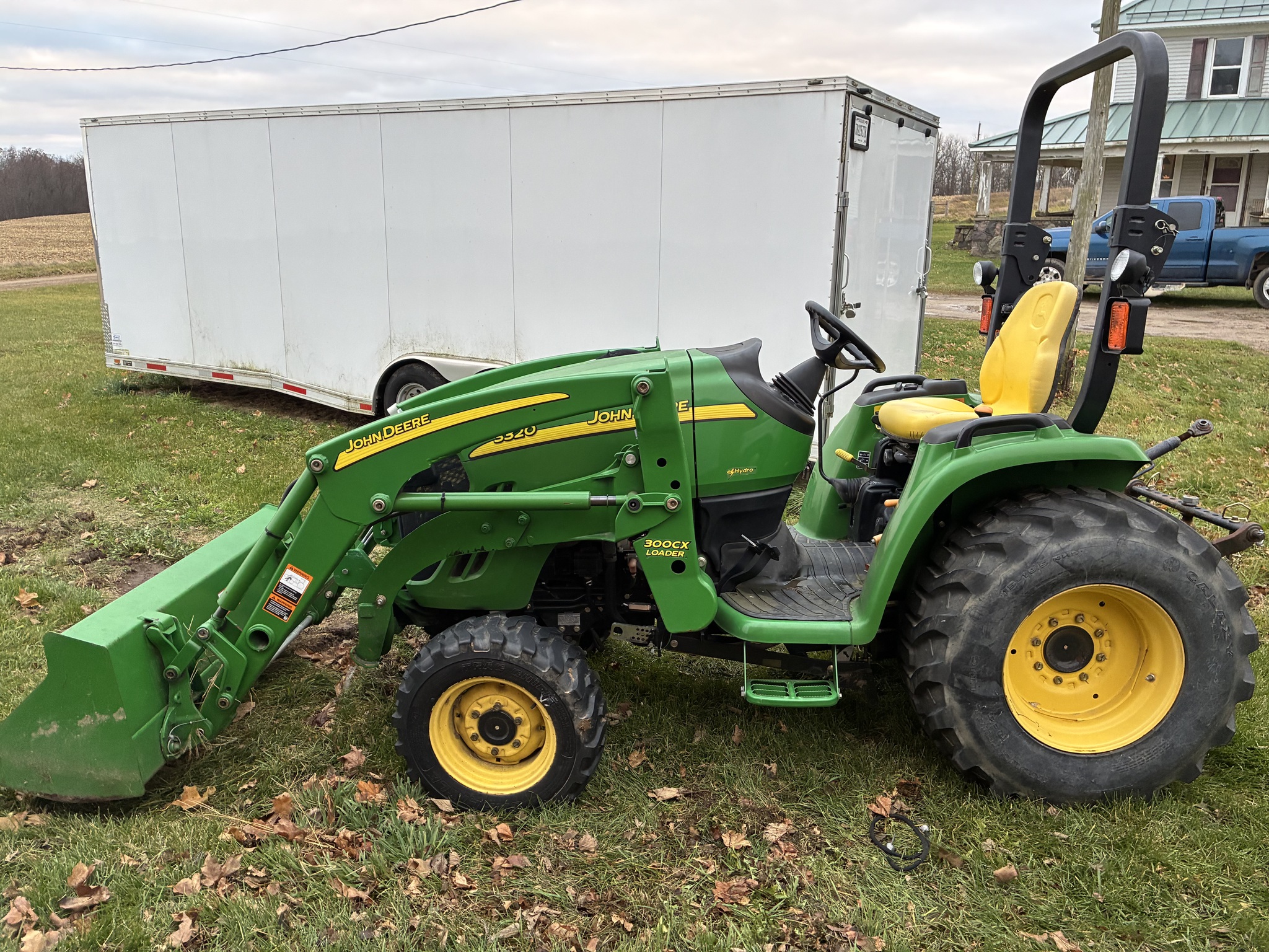 2010 John Deere 3320 Image 5
