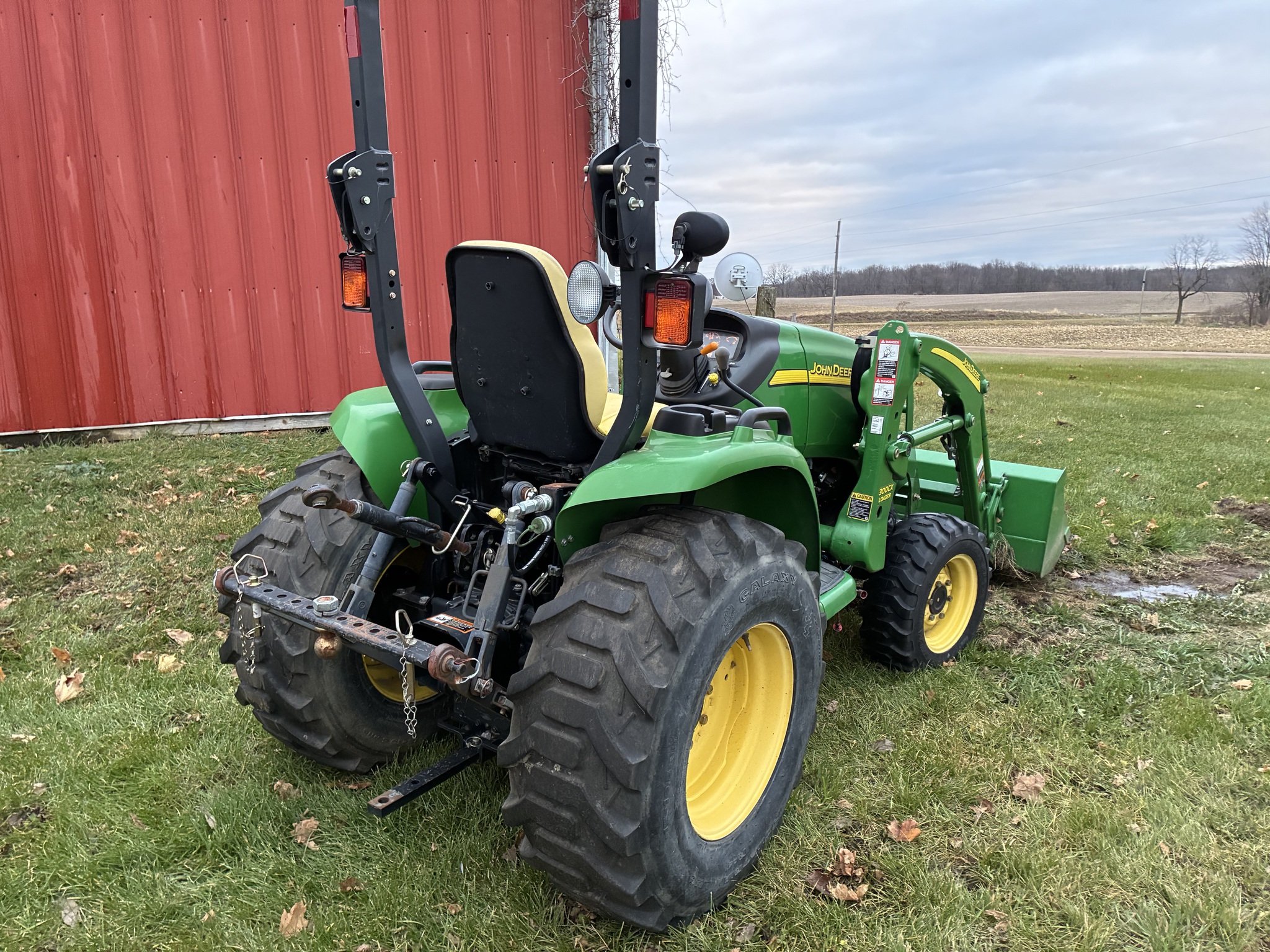 2010 John Deere 3320 Image 3