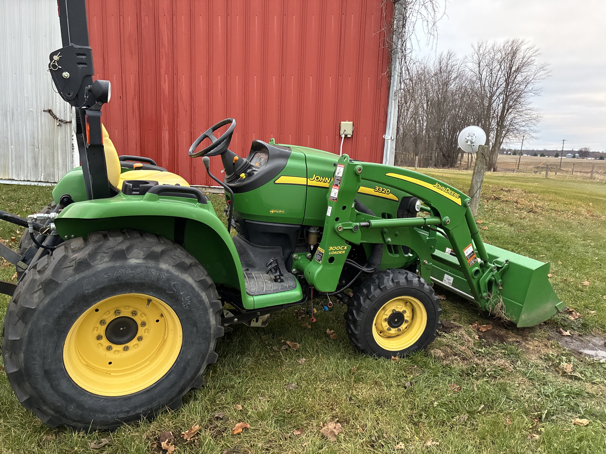 2010 John Deere 3320 Image 2