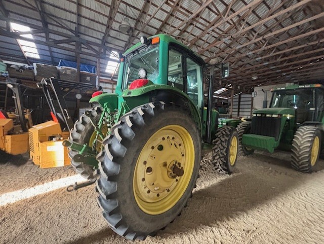 2005 John Deere 7520 Image 2