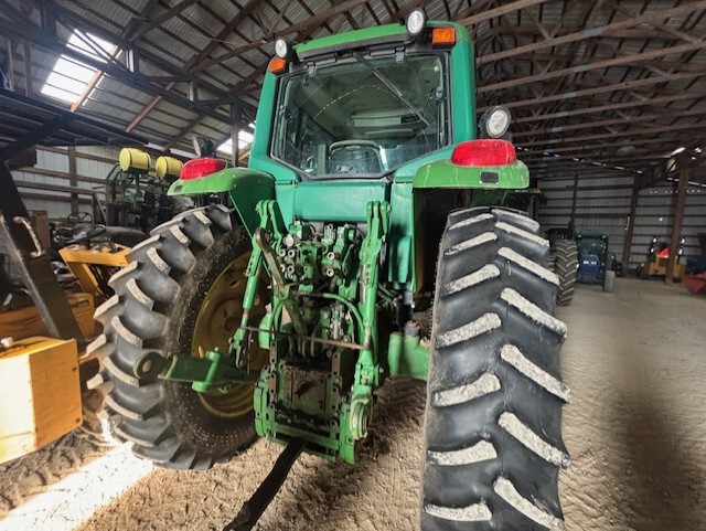 2005 John Deere 7520 Image 3
