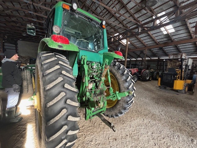 2005 John Deere 7520 Image 4