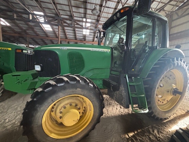 2005 John Deere 7520 Image 5