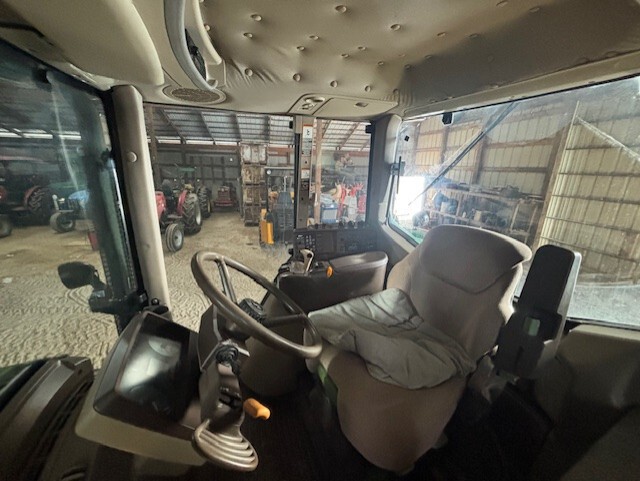 2005 John Deere 7520 Image 6