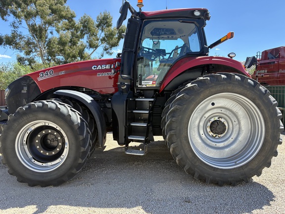 Case IH Magnum 340 image 2