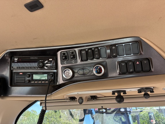 Case IH Magnum 340 image 9