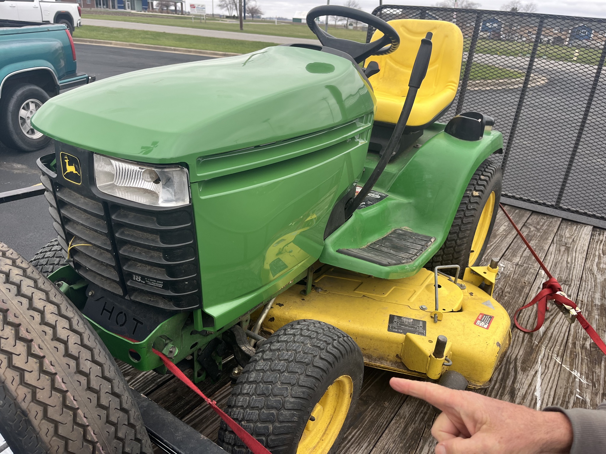 2000 John Deere GT235 Image 1