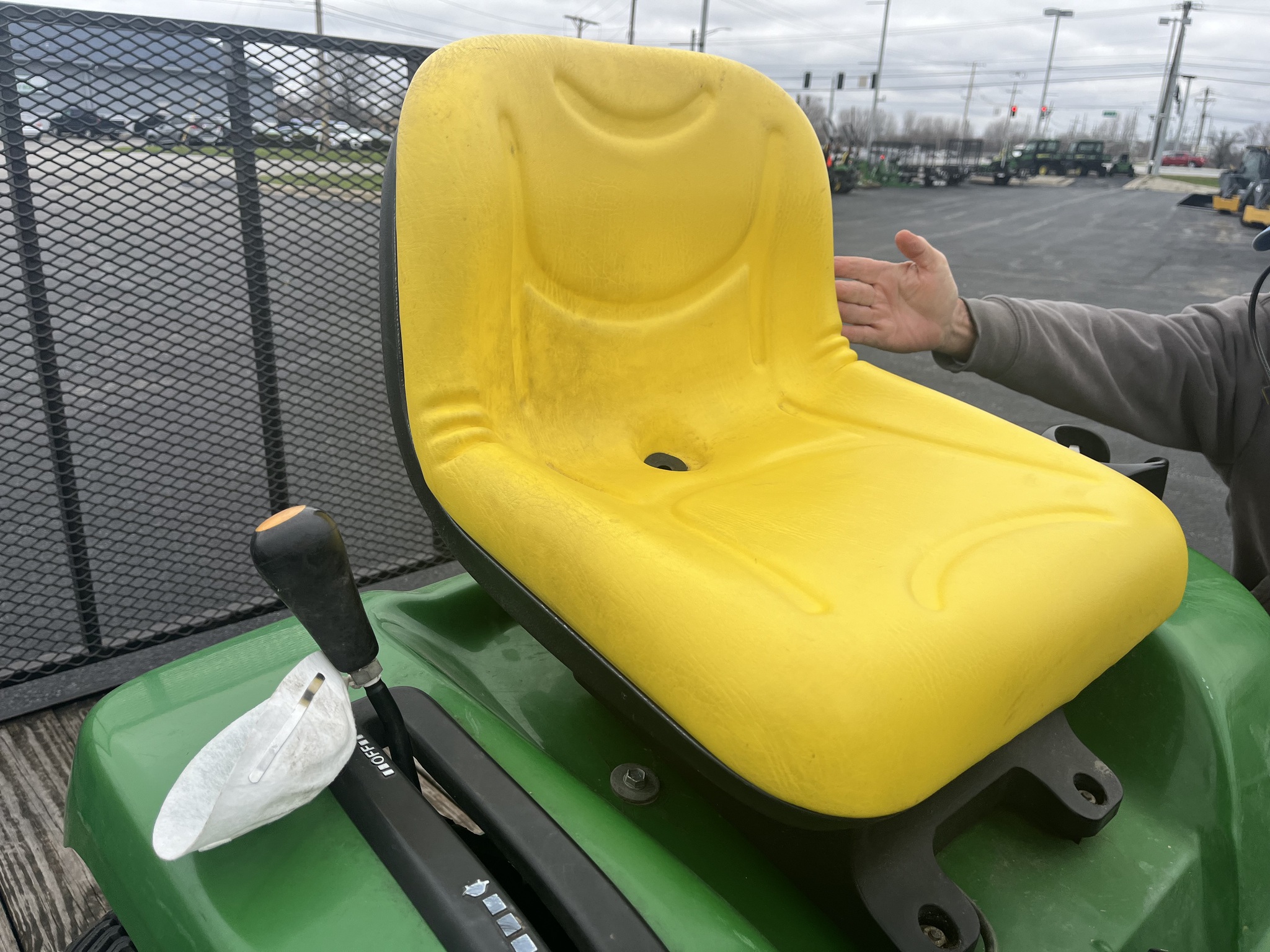 2000 John Deere GT235 Image 3