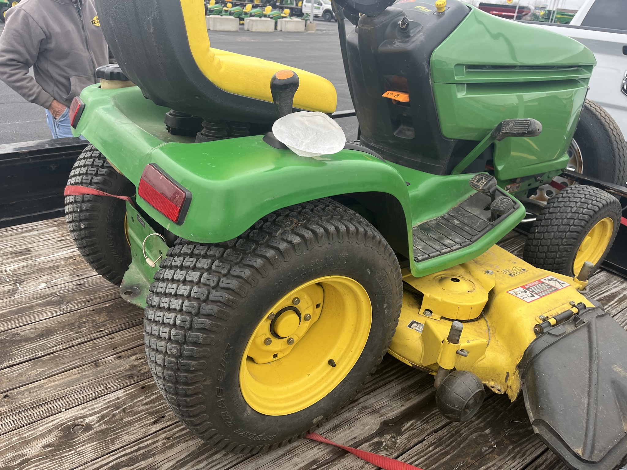 2000 John Deere GT235 Image 4