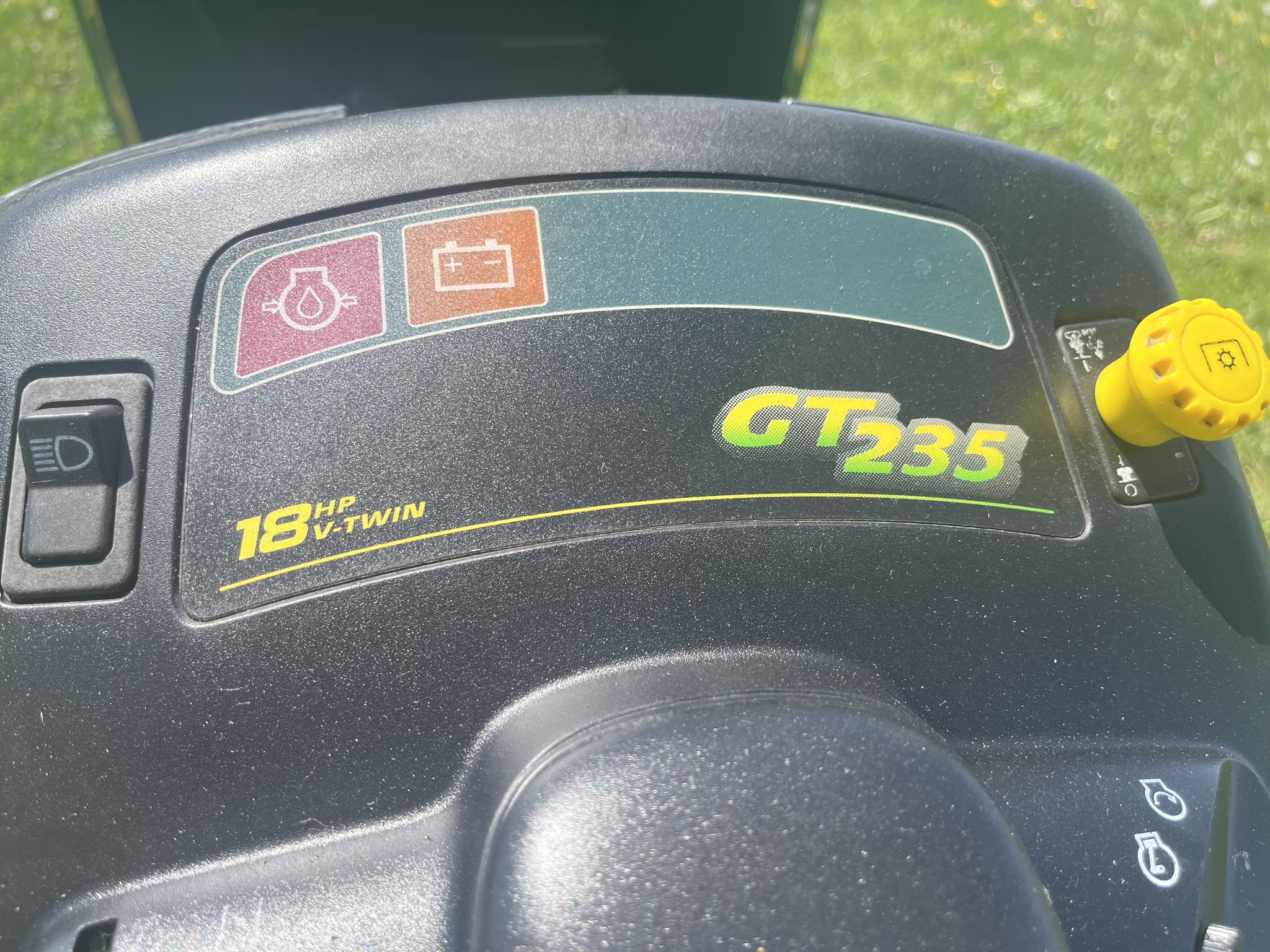 2000 John Deere GT235 Image 8