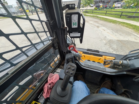 John-Deere 325G