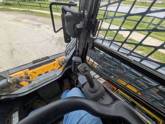 John-Deere 325G