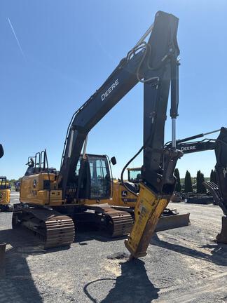 Photo of a 2023 John Deere 200 G