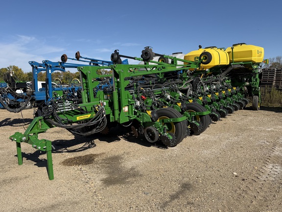  John Deere 1775NT