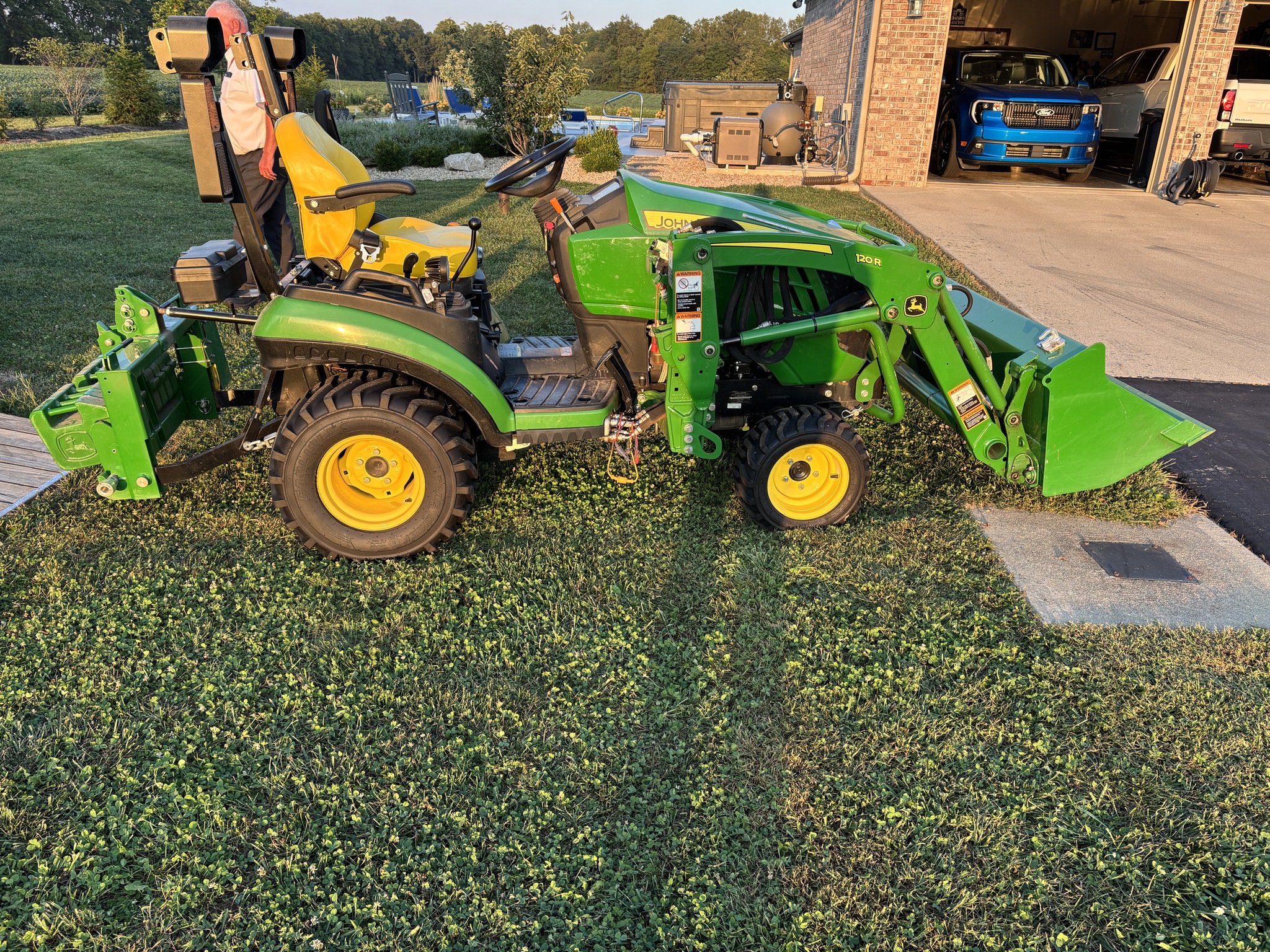 Used 2022 John Deere 1025R Compact Utility Tractors at Koenig Equipment in Franklin, IN - PhotoXL3