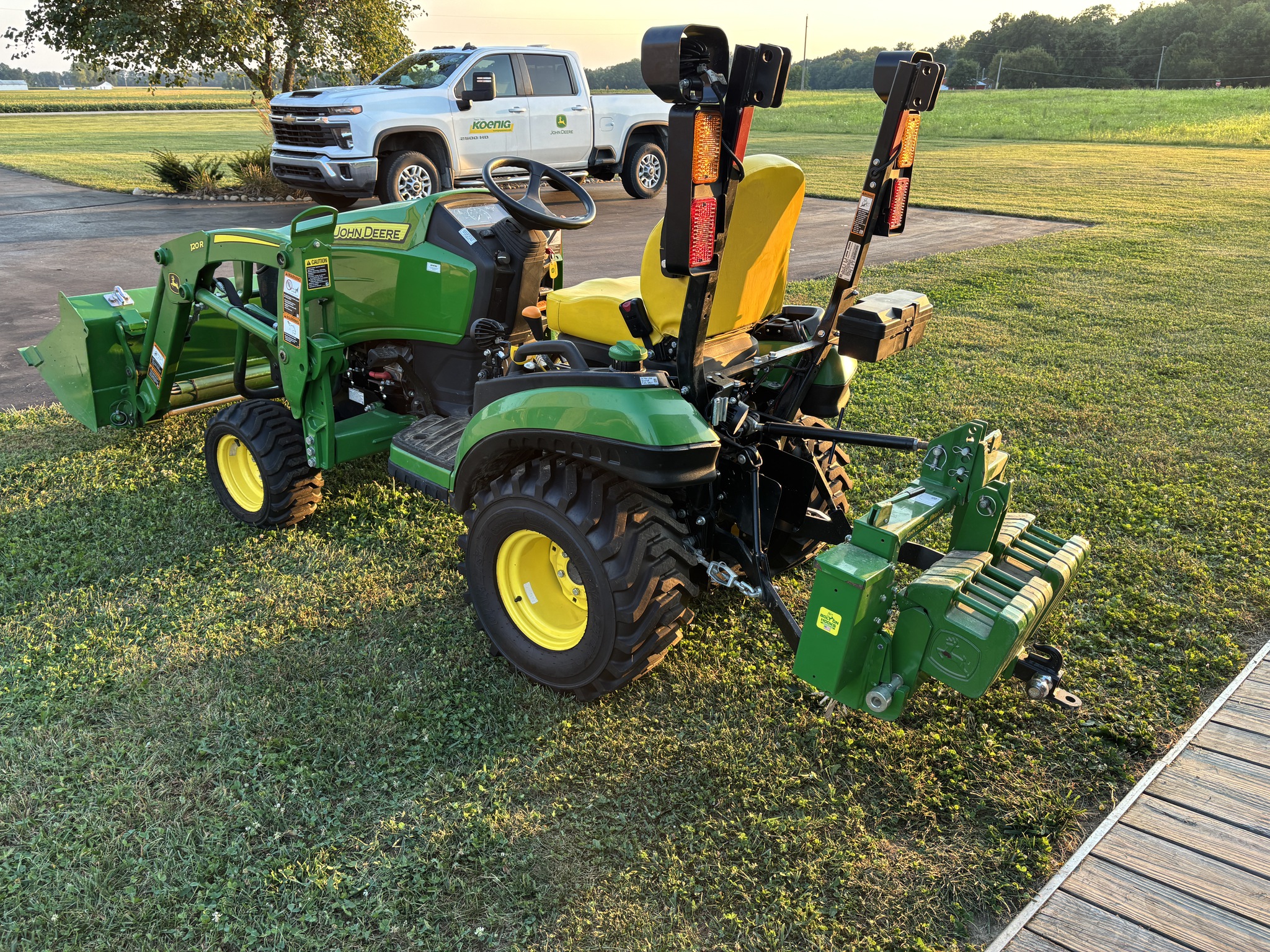 Used 2022 John Deere 1025R Compact Utility Tractors at Koenig Equipment in Franklin, IN - PhotoXL5