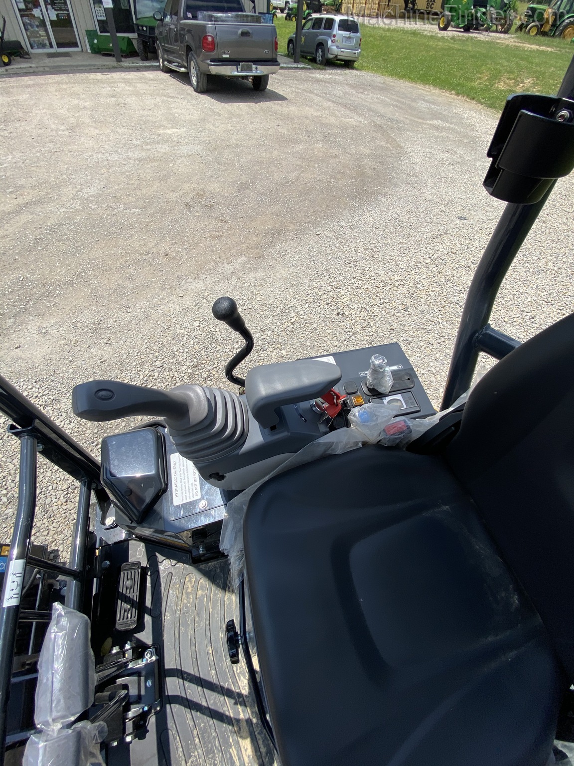 2020 John Deere 17G Image 10