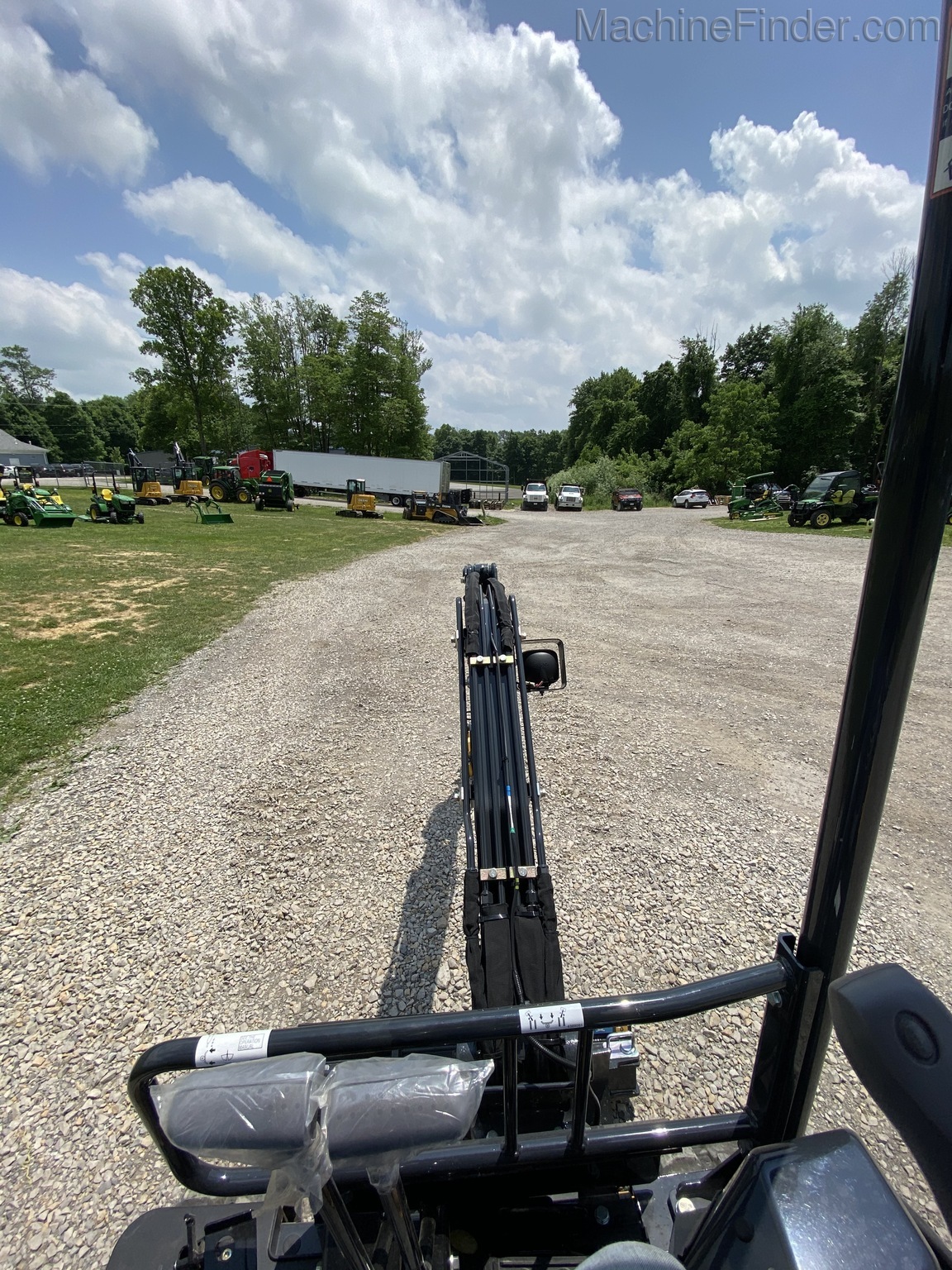 2020 John Deere 17G Image 11