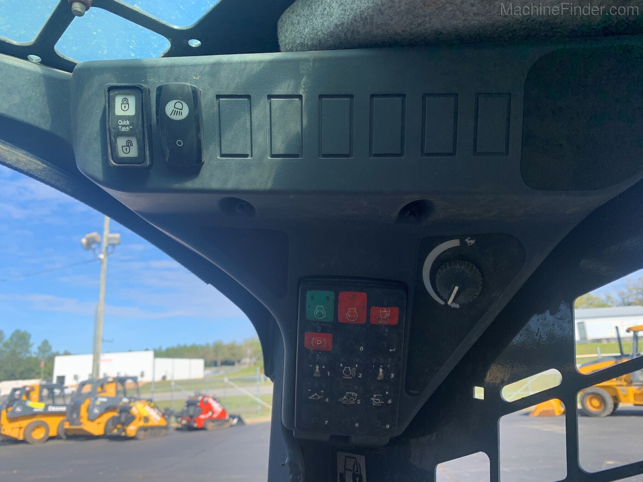 2020 John Deere 325G Image 9