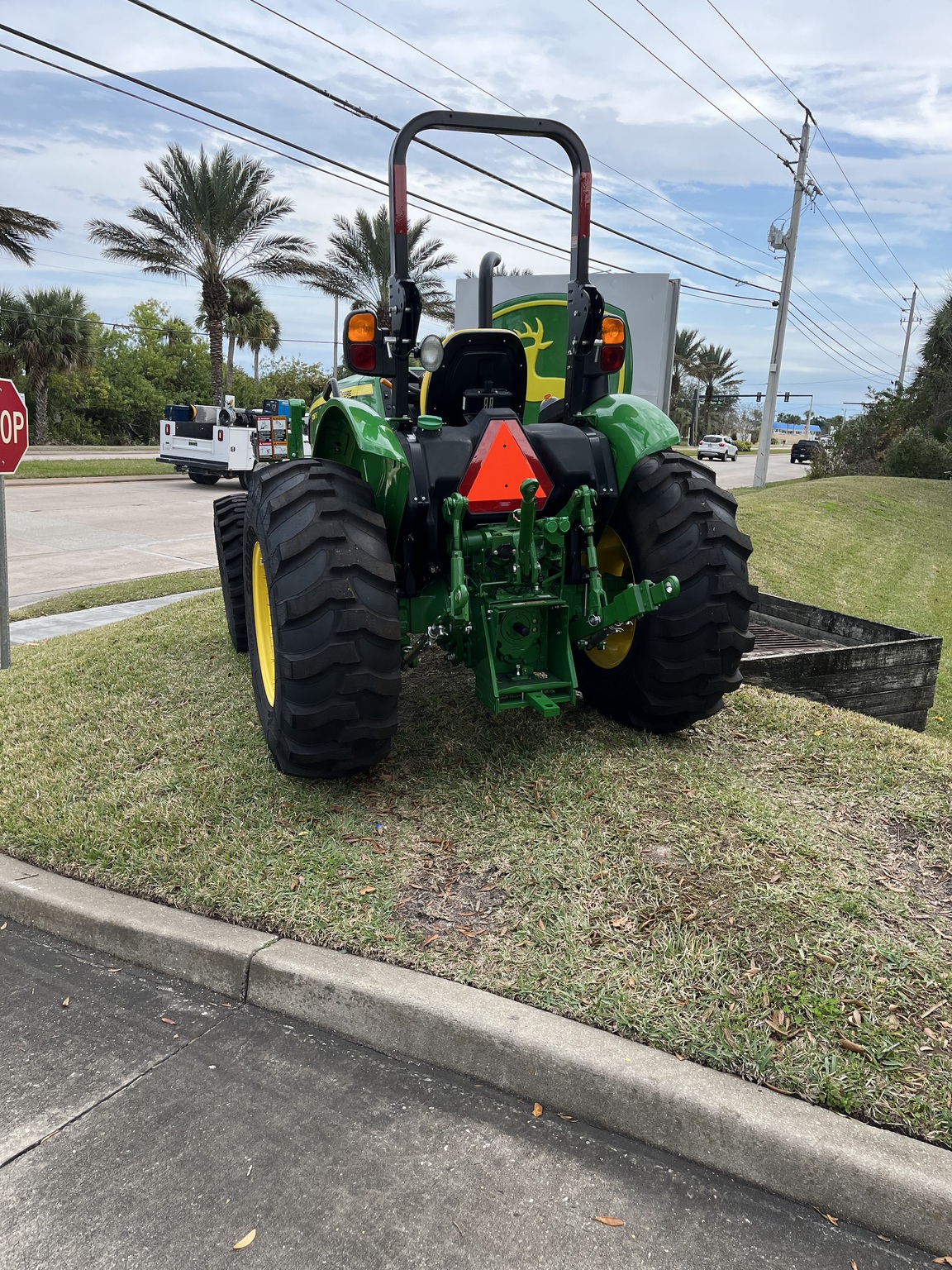 2023 John Deere 5067E Image 4
