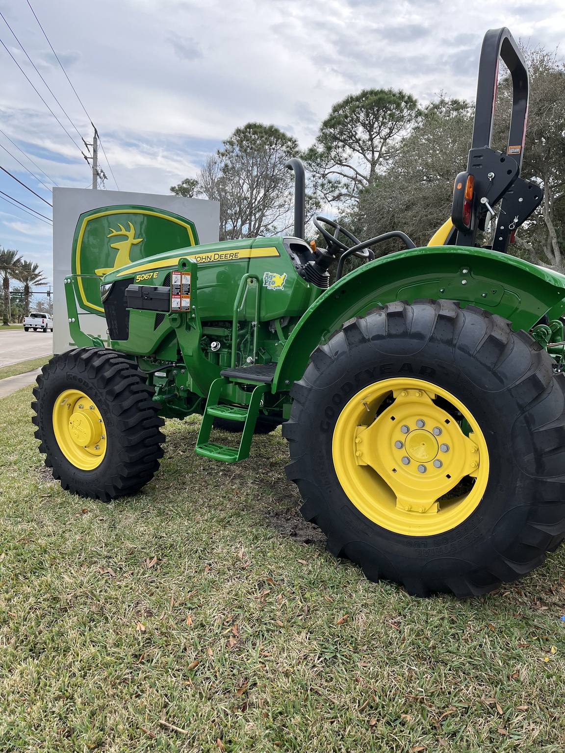 2023 John Deere 5067E Image 3