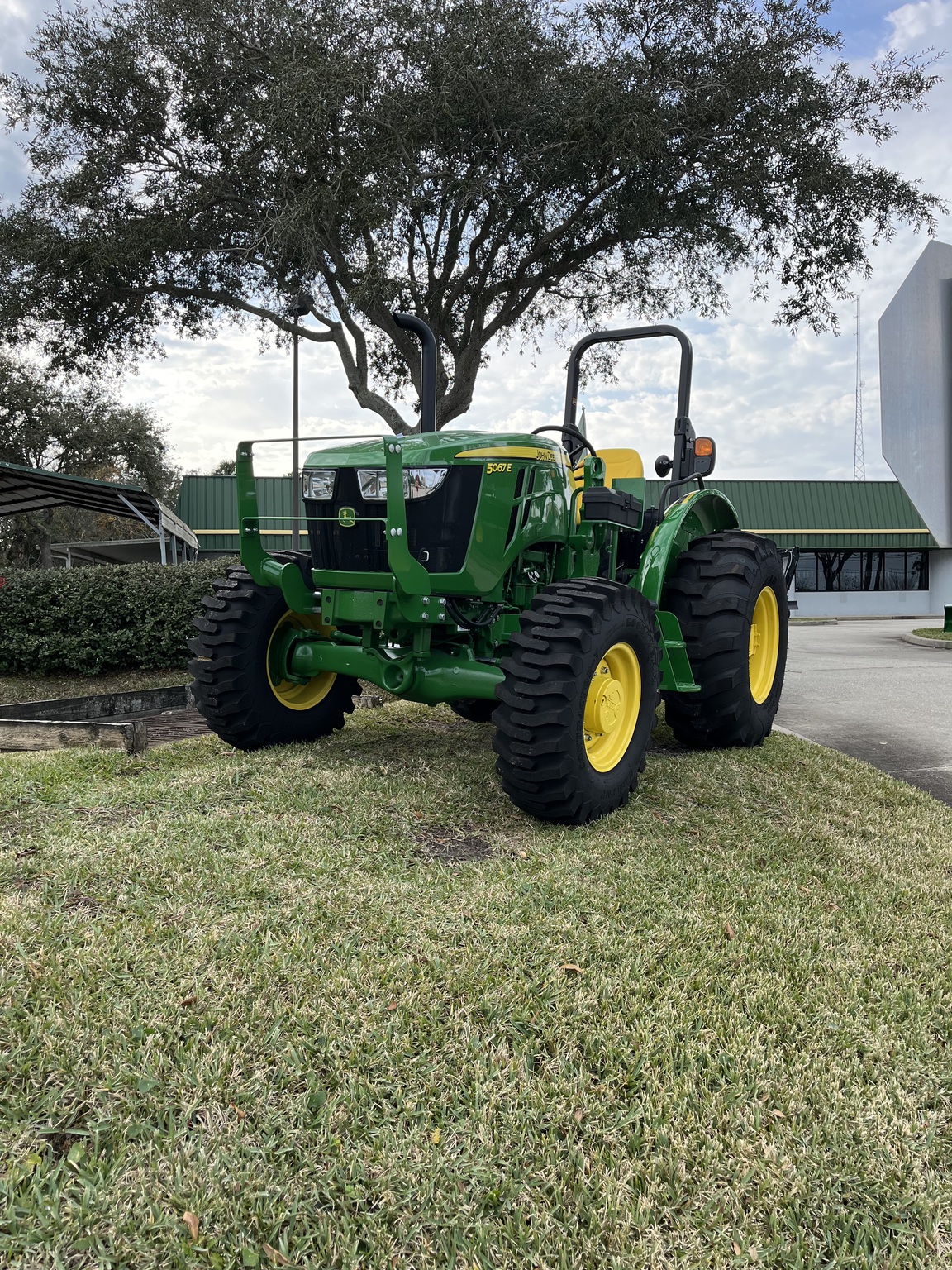 2023 John Deere 5067E Image 1