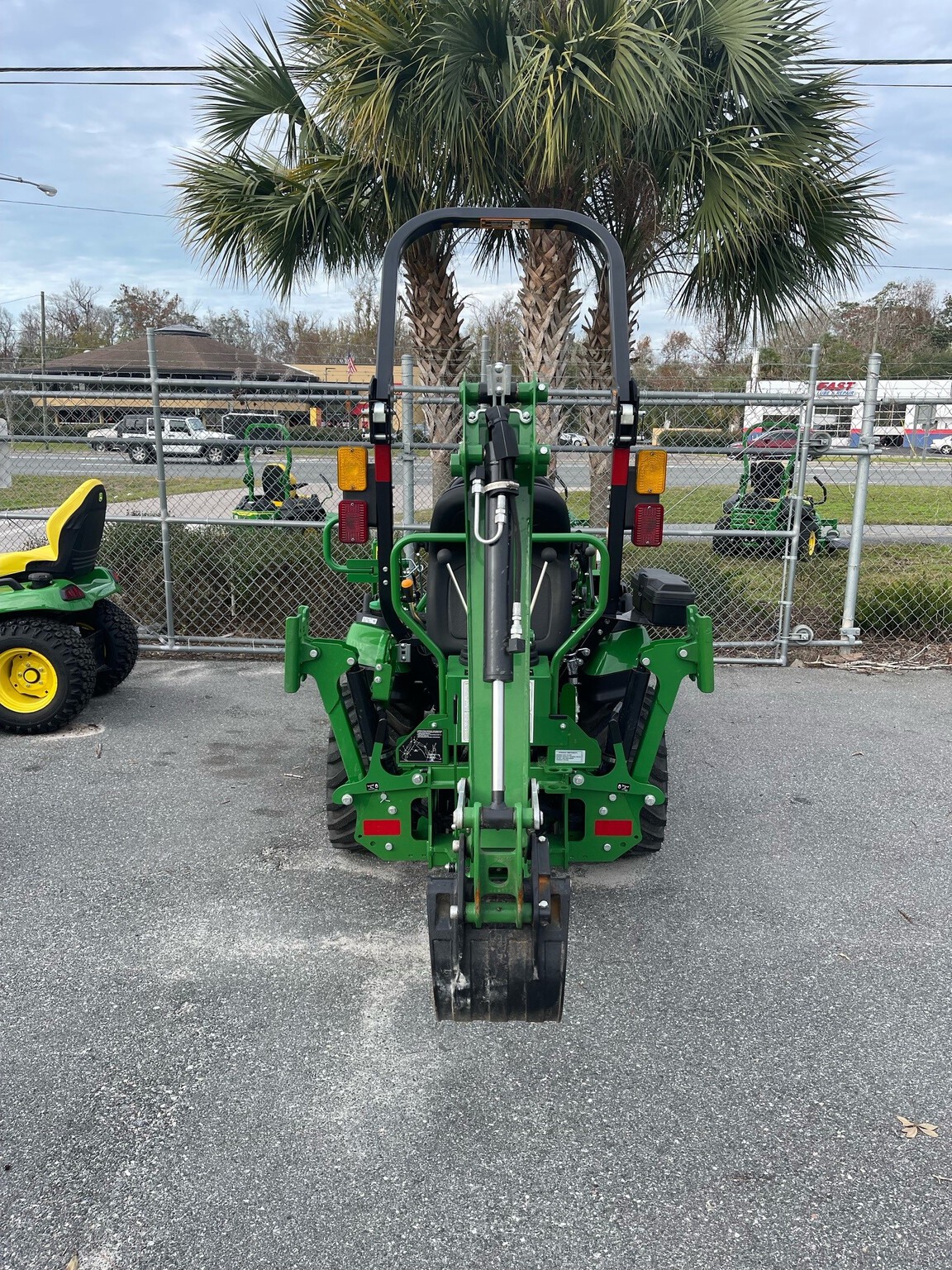 2023 John Deere 1025R Image 3