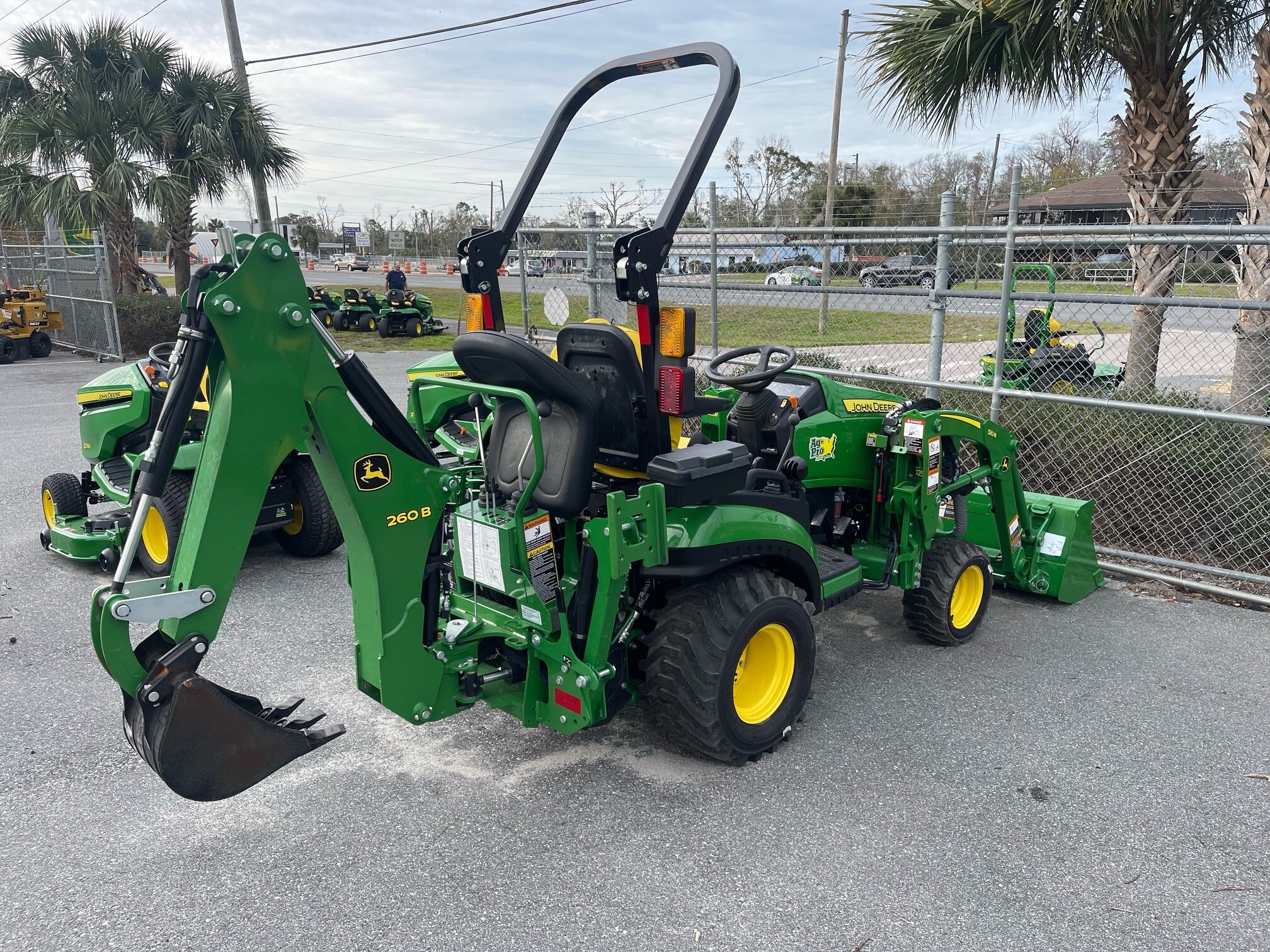 2023 John Deere 1025R Image 4