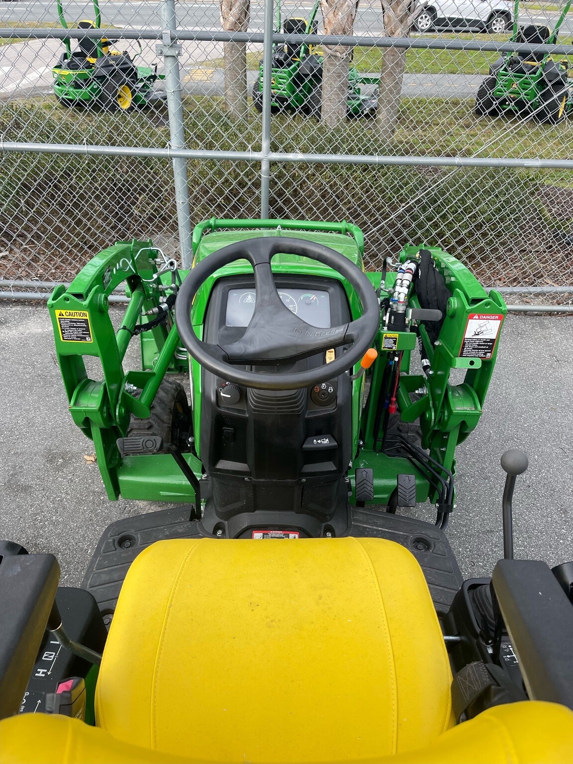 2023 John Deere 1025R Image 6