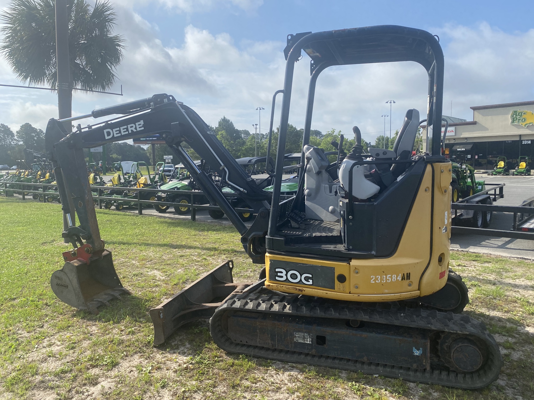 2017 John Deere 30G Image 1